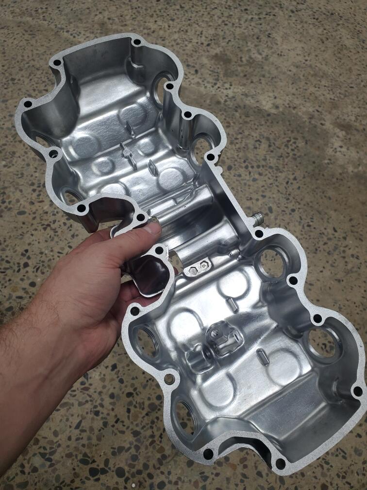Valve cover vapor honed, inside view Valve cover vapor honed, inside view